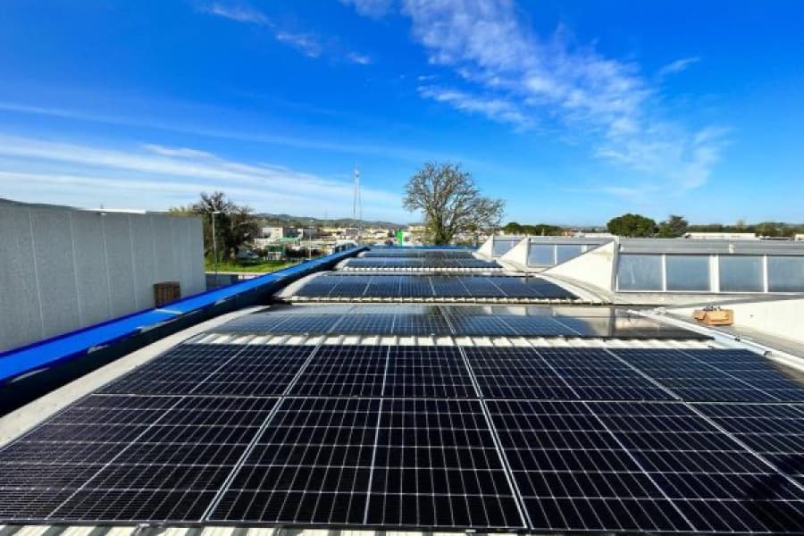 Pannelli fotovoltaici installati sul tetto dello stabilimento Signoracci